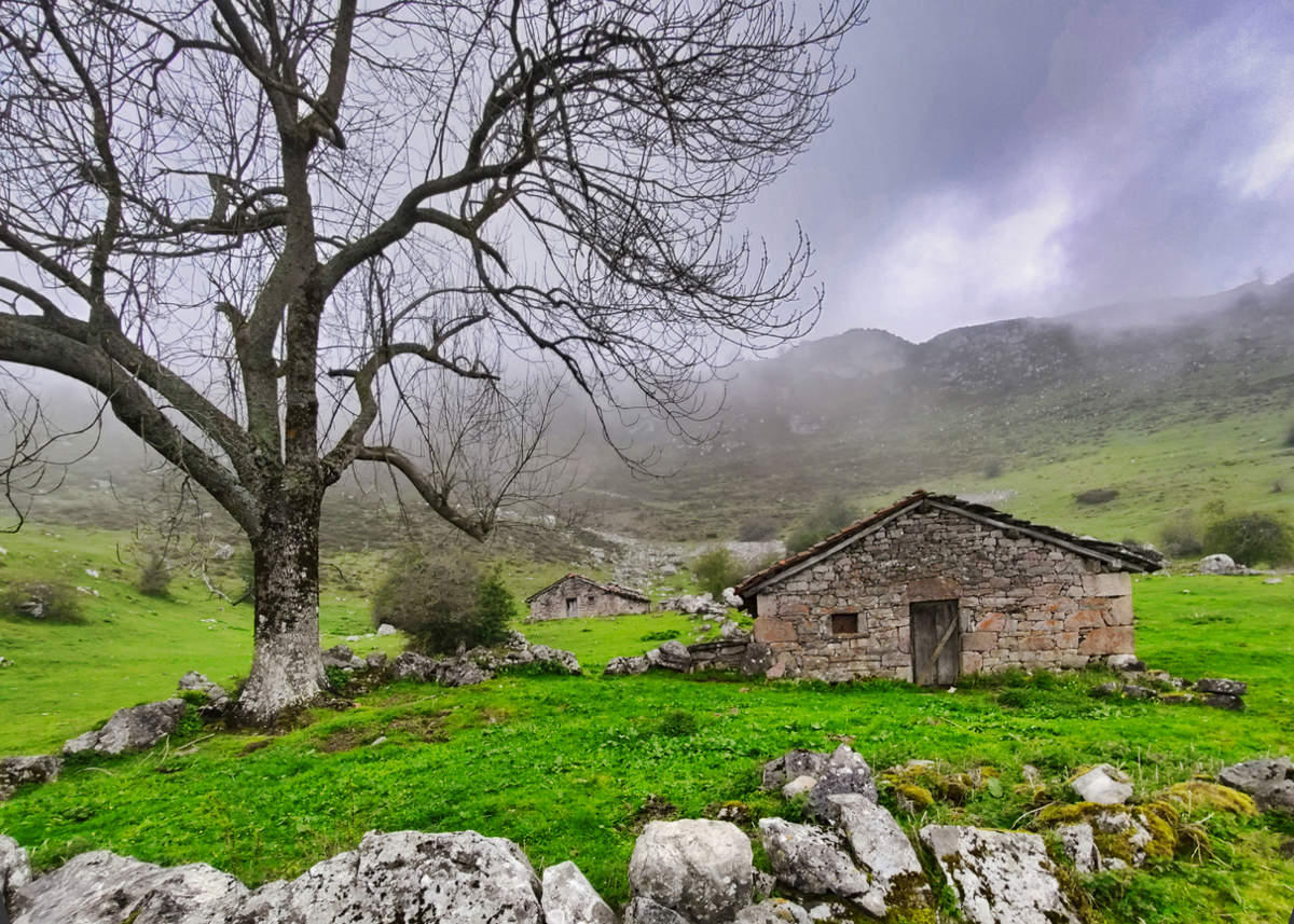 Paisaje de montaña y cabañas tradicionales en Ibias, Asturias