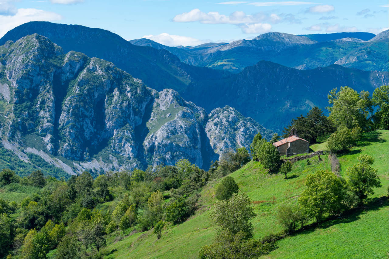 Montañas de Asturias con capilla