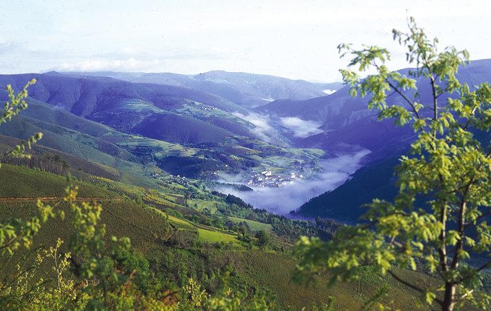 Valle de Ibias con niebla matinal
